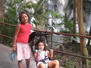 Ni&ntilde;as en selva tropical.