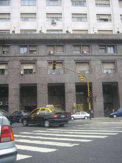 Dispatos en el muro..