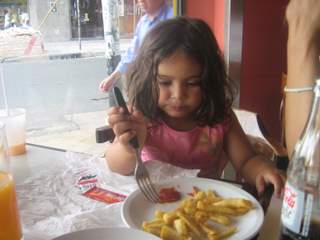 Flopi almorzando en Puerto Madero